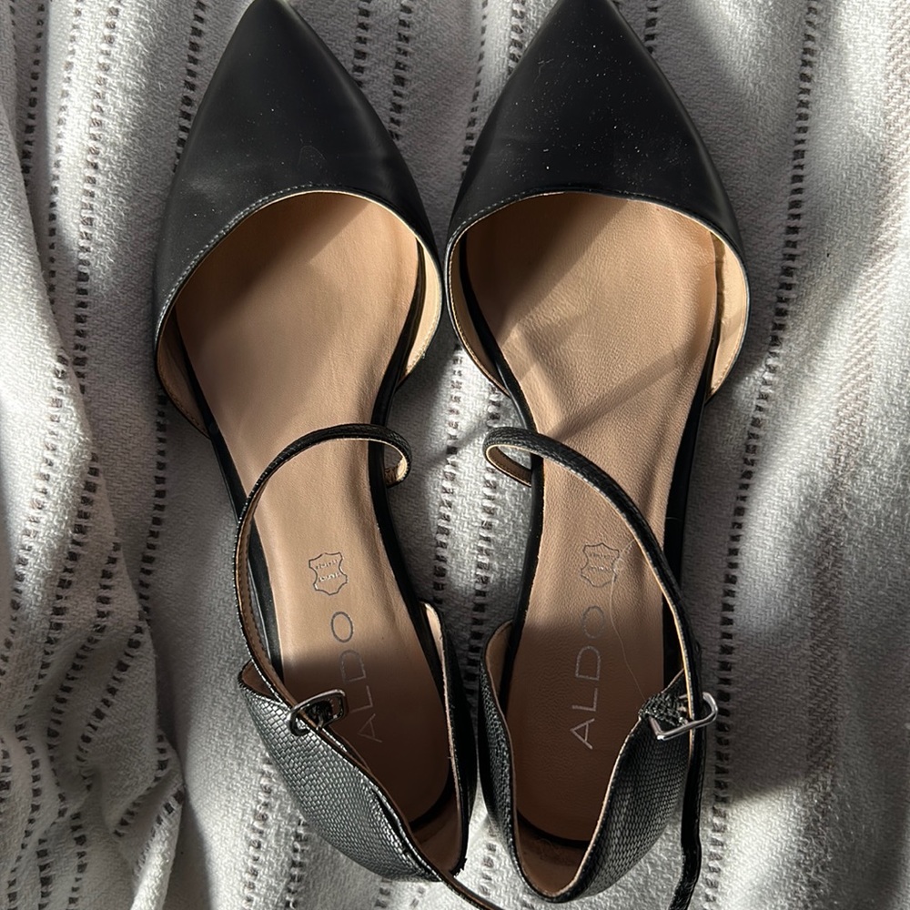 Aldo size 9 leather strappy flats